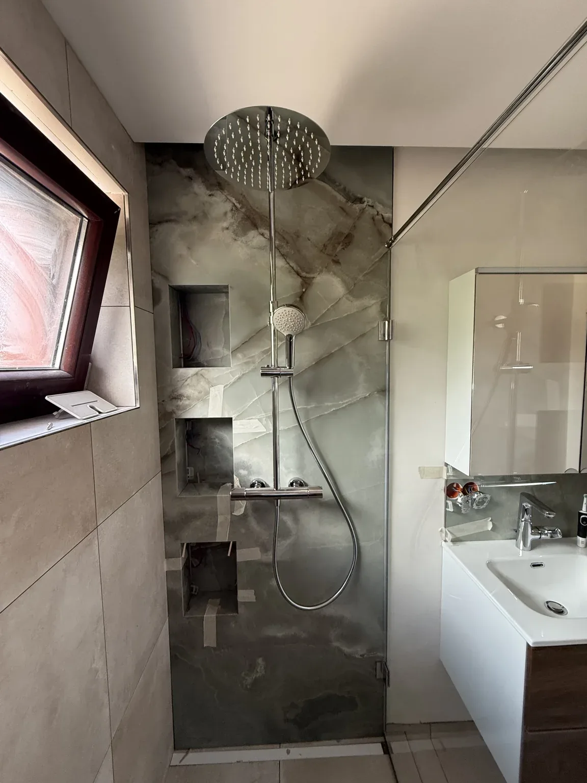 Badsanierung während der Umsetzung mit Dusche und Sanitärinstallation